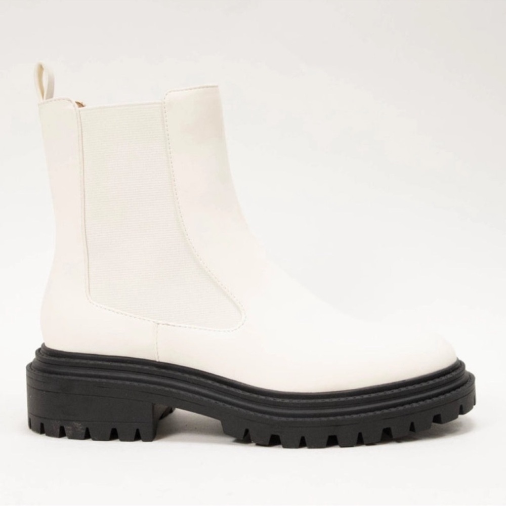 NWT/BOX Nell Lug Sole Off White Chelsea Bootie